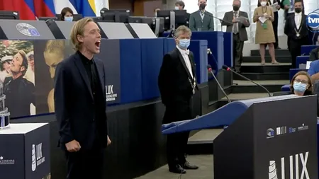 Actorul care a ţipat un minut în Parlamentul European, pentru Belarus. Momentul a devenit viral, toată sala s-a ridicat în picioare VIDEO