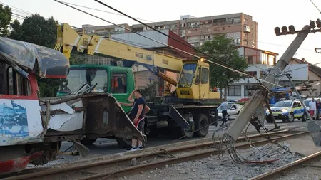 Tramvai deraiat în Arad. O femeie a fost rănită şi dusă de urgenţă la spital FOTO