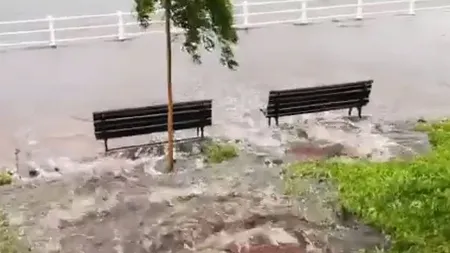 Dezastrul lăsat de potop pe litoral. Tone de apă pe faleza Cazinoului din Constanţa. Canalizările au cedat!