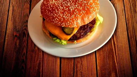 Așa arată un hamburger de la McDonald's după 20 de ani: 