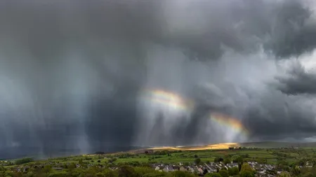 Noi alerte de fenomene extreme în România. Cod portocaliu de ploi torenţiale şi vijelii, dar şi caniculă