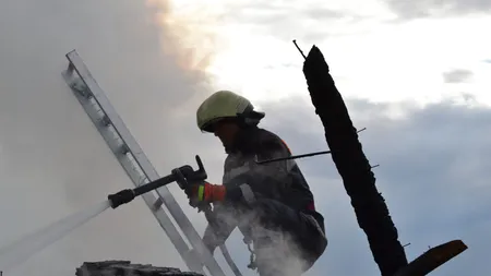 Incendiu devastator în Făgăraş. Un bărbat a murit şi alte trei persoane au fost rănite