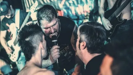 Doliu în lumea rock-ul românesc. Un cântăreţ cunoscut a încetat din viață la doar 49 de ani!