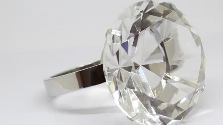 Româncă acuzată că a furat un inel cu diamante de 900.000 de euro, în Spania. Tânăra este membră a clanului Căldăraş