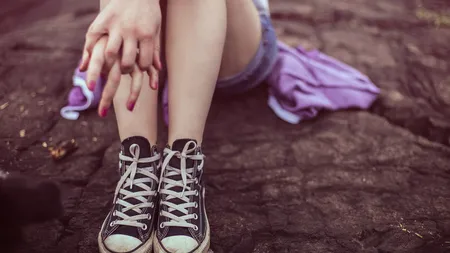 Adolescentă de 18 ani din Ploieşti, legată de clanţa unei uşi şi violată de toţi bărbaţii de la o petrecere. Adolescentele care au invitat-o, arestate de poliţişti