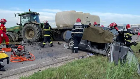 IMAGINI ŞOCANTE O maşină intră într-un tractor la viteza de 160 de km pe oră. Doi oameni au murit pe loc VIDEO