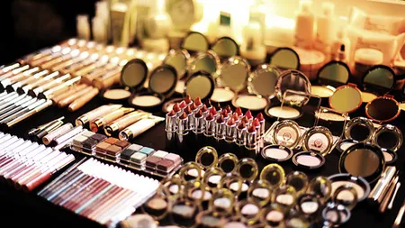 Produsele de make-up, contaminate cu substanțe toxice. Fondul de ten este unul dintre ele