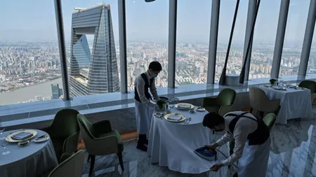 Imagini din cel mai înalt hotel din lume. Un apartament ajunge la peste 8.000 de euro pe noapte GALERIE FOTO