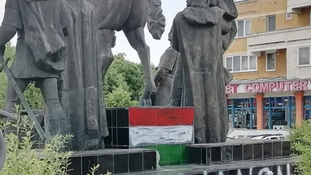 Statuia lui Mihai Viteazul din Sfântu Gheorghe a fost vandalizată. Pe soclu a fost vopsit steagul Ungariei