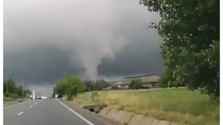 Fenomen meteo rar. O tornadă a fost surprinsă în Botoşani