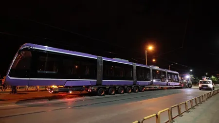 Primul tramvai nou al Timişoarei a fost pus pe șine și a intrat în faza de testare