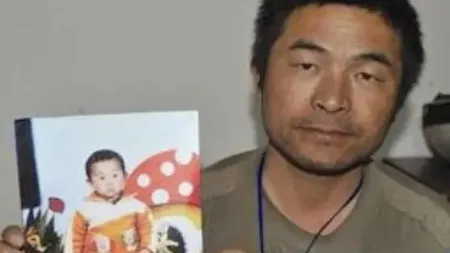 Regăsire emoționantă. Un bărbat și-a strâns fiul în brațe după ce copilul fusese răpit în urmă cu 24 de ani