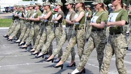Revoltă în rândul parlamentarilor ucraineni după o paradă militară a femeilor-soldat pe tocuri: 