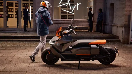 BMW a lansat scuterul electric inspirat din filmele SF. Prinde 120 km/h şi costă cât o Dacie Logan