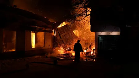 Adrian a încercat să-şi salveze bunicii din incendiu cu preţul unor arsuri grave. Sute de mesaje pentru eroul de 13 ani