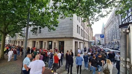 Alegeri în Republica Moldova. Cozi de sute de persoane la secţiile de votare din mai multe ţări