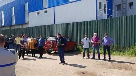 Protest spontan la uzina Dacia, de la Mioveni. Angajaţii au oprit lucrul VIDEO