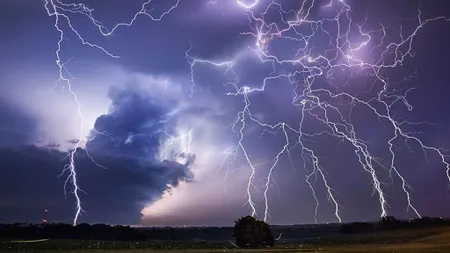 Avertizare meteo COD PORTOCALIU. Vin ploi abundente, vijelii şi grindină