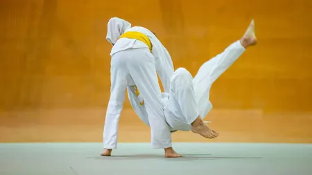 Un băiat de 7 ani a murit, după ce a fost trântit în cap de 27 de ori în timpul unui antrenament de judo