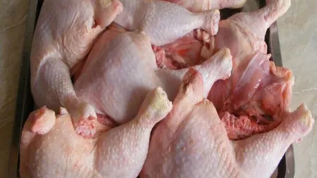 Românii trebuie să aibă mare grijă la această bacterie periculoasă. Se găseşte în carnea de pui din import. Zeci de tone de marfă, confiscate!