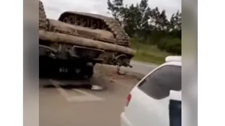 Rusia a scăpat un tanc pe şosea. Imagini cu vehiculul de peste 40 de tone, răsturnat pe carosabil VIDEO