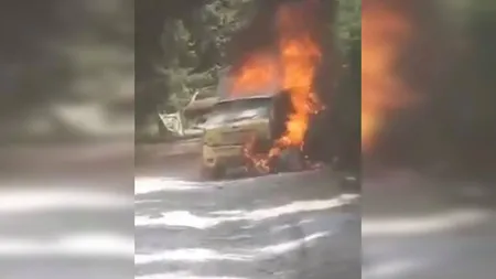 Maşina unui echipaj participant la Raliul Sibiului a luat foc VIDEO
