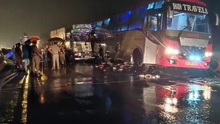 18 morți şi 30 de persoane rănite, după ce un camion a lovit un autobuz, în India. GALERIE FOTO
