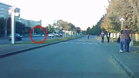 Accident teribil. Un BMW a spulberat, pe contranses, un poliţist pe motocicletă VIDEO