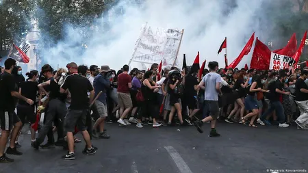 Manifestații violente pe străzile din Grecia împotriva obligativității vaccinării cadrelor medicale VIDEO