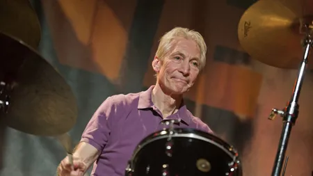 Charlie Watts a suferit o intervenţie chirurgicală. Bateristul The Rolling Stones va fi înlocuit pentru turneul din această toamnă