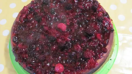 Cheesecake cu branza de vaci si fructe de padure