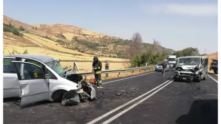 Microbuz plin cu români, implicat într-un accident cumplit în Italia. O persoană a murit pe loc