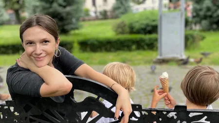 Adela Popescu întâmpină dificultăţi cu cei trei copii: 