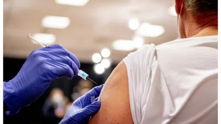 Un bărbat s-a vaccinat împotriva COVID-19 de cinci ori. Cum a fost posibil acest lucru