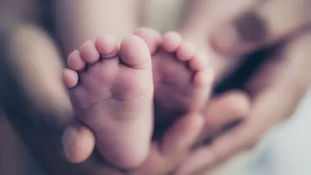 Un bebeluş de doar două luni a fost găsit mort într-un apartament. Mama copilului are 15 ani, tatăl are 30 de ani