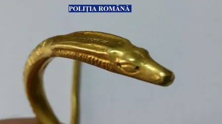 Brăţara dacică din aur tăiată cu dalta de un sătean din Olt, a fost evaluată. Bijuteria valorează câteva zeci de mii de euro