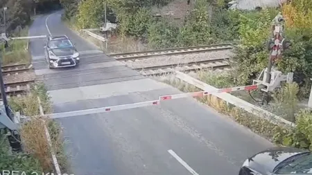 INCONŞTIENŢĂ EXTREMĂ! Un şofer beat a rupt barierele şi a trecut calea ferată, iar o oră mai târziu s-a răsturnat şi a făcut maşina praf VIDEO