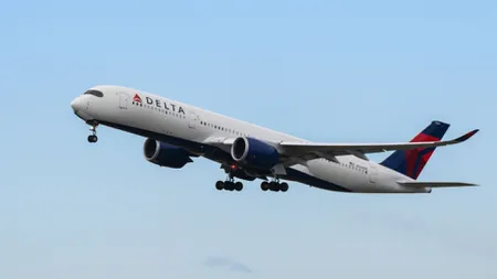 Compania aeriană care îşi amendează angajaţii nevaccinaţi. Ce taxă va percepe lunar: 