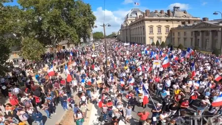Zeci de mii de francezi au luat cu asalt străzile pentru a protesta față de pașaportul sanitar: 