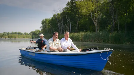 Klaus Iohannis s-a plimbat cu barca cu motor electric pe lacul din Parcul Natural Comana