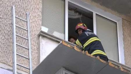 Scene hilare în Piatra Neamţ. O bătrână care a rămas blocată pe acoperişul balconului i-a cerut pompierului care a salvat-o să coboare tot pe scară pentru că 