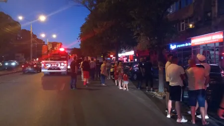 Tragedie în Ploieşti. Doi copii, gemeni, au căzut în gol de la etajul 10. Imagini de la faţa locului. UPDATE: Gemenii au fost declarați decedați