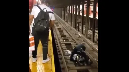 Un poliţist a sărit pe șinele de metrou ca să salveze un bărbat, care a căzut în urma unui leşin VIDEO