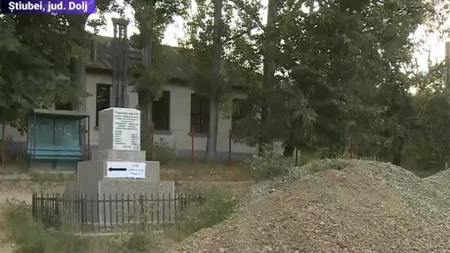 Cruce ridicată în cinstea asfaltării pe un drum neasfaltat. Un drum de 12 kilometri a costat 8,3 milioane de lei