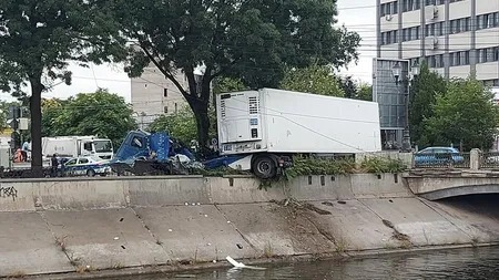 Accident grav în zona târgului Vitan. Un TIR a fost la un pas să cadă în Dâmboviţa