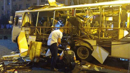 Un autobuz plin cu călători a explodat în timpul mersului, în Rusia. O femeie a murit, cel puţin 17 pasageri au fost răniţi. VIDEO cu momentul deflagraţiei