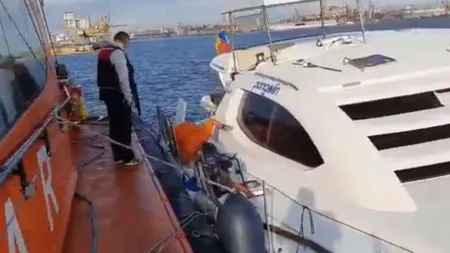 Catamaran cu mai multe persoane la bord, surprins de furtună pe Marea Neagră. S-a lovit de stabilopozi şi a început să ia apă, la Agigea
