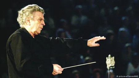 Compozitorul Mikis Theodorakis a murit. A creat îndrăgite piese „Zorba Grecul” şi „Serpico”
