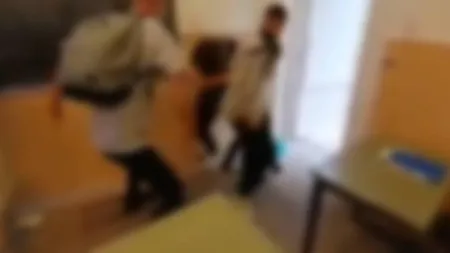 Moment halucinant la o școală din Arad. Un băiețel a fost bătut în timp ce colegii lui filmau și încurajau. 