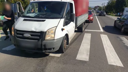 Accident îngrozitor! Bunică ce traversa regulamentar, spulberată de o camionetă pe trecerea de pietoni